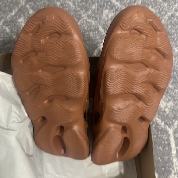 !SOLD!Yeezy foamrunner clay red brand new size 13 - Picture 2 of 5